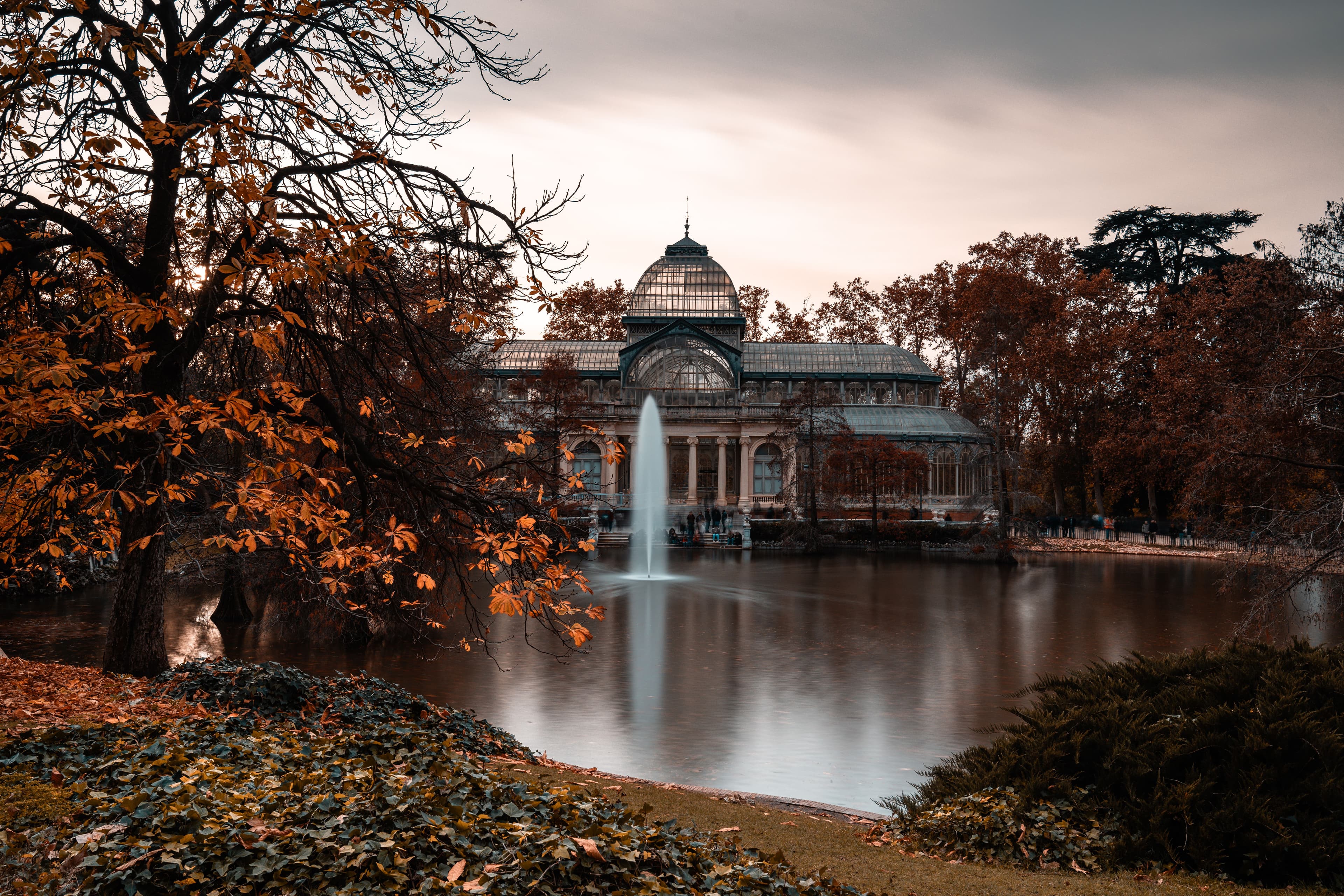 Cocina abierta con isla en una vivienda familiar del barrio de Retiro, Madrid
