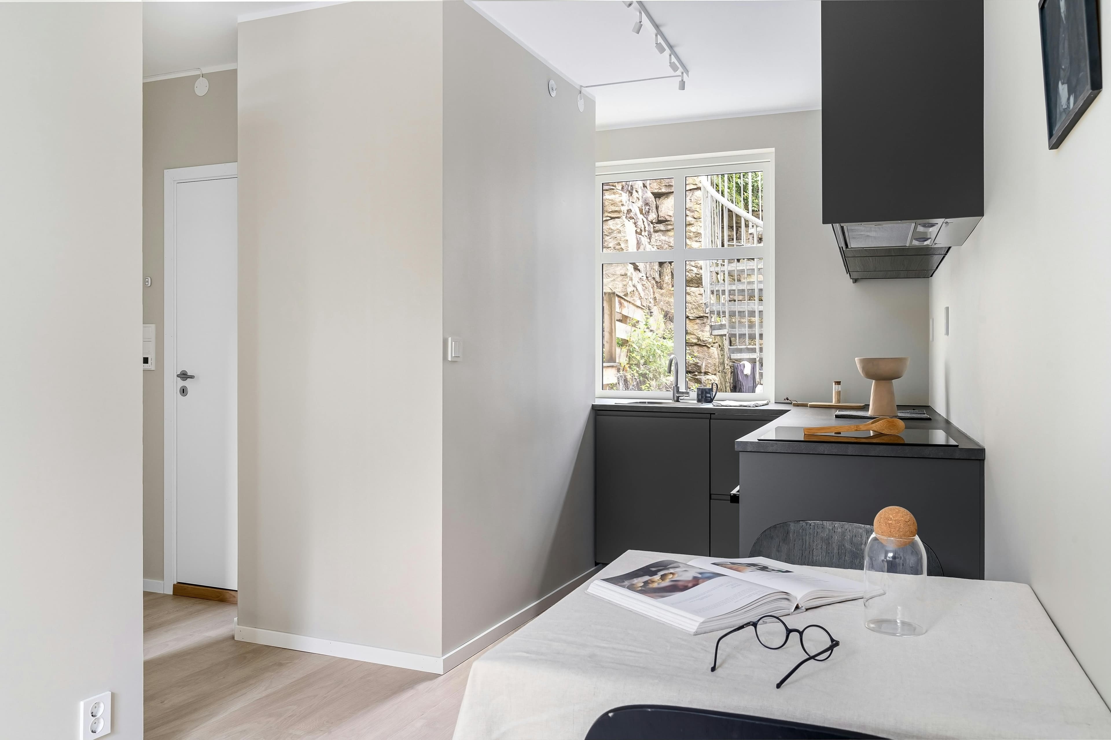 Cocina pequeña en línea con encimera y mueble alto en piso clásico