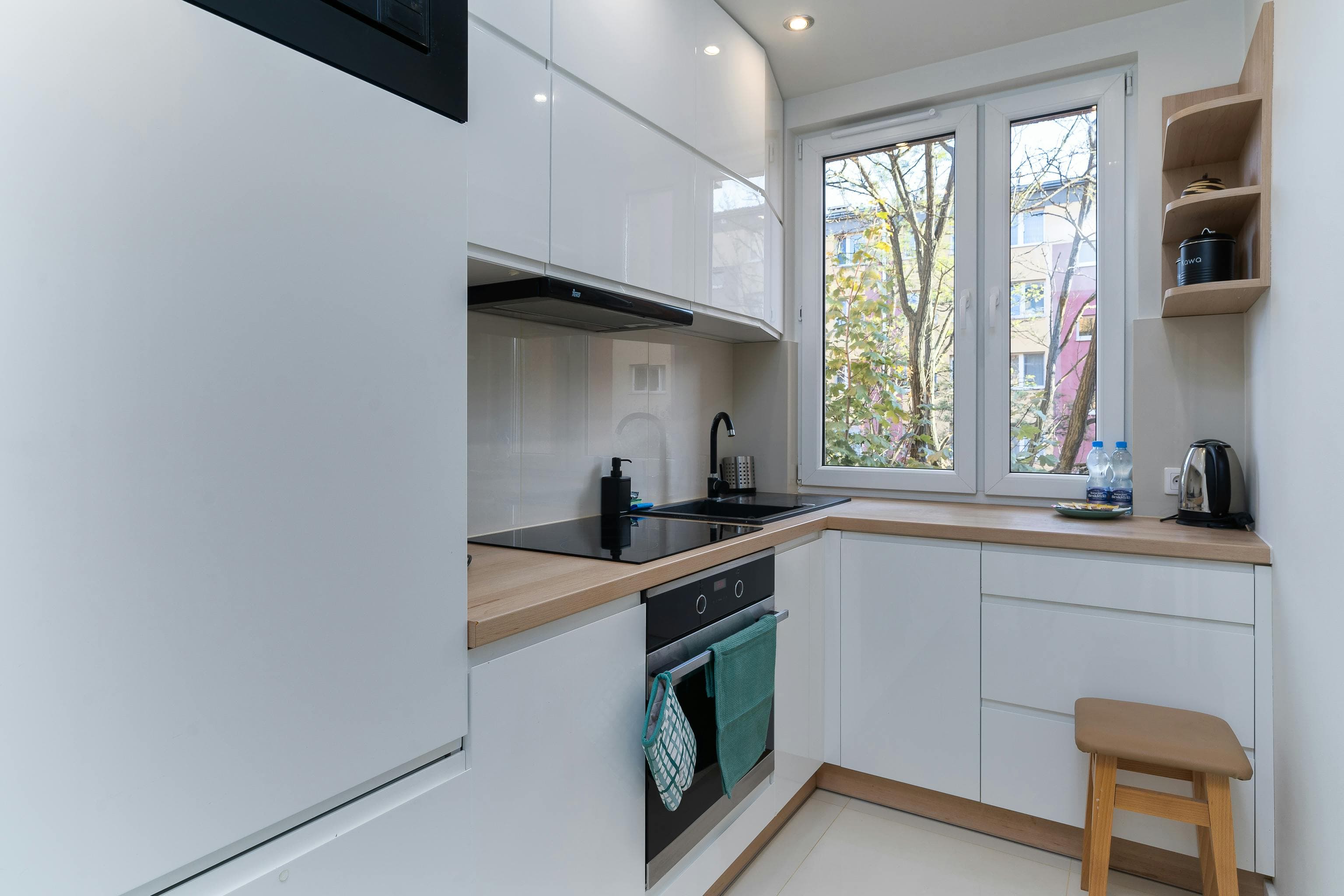 Cocina lineal compacta en piso clásico de Madrid
