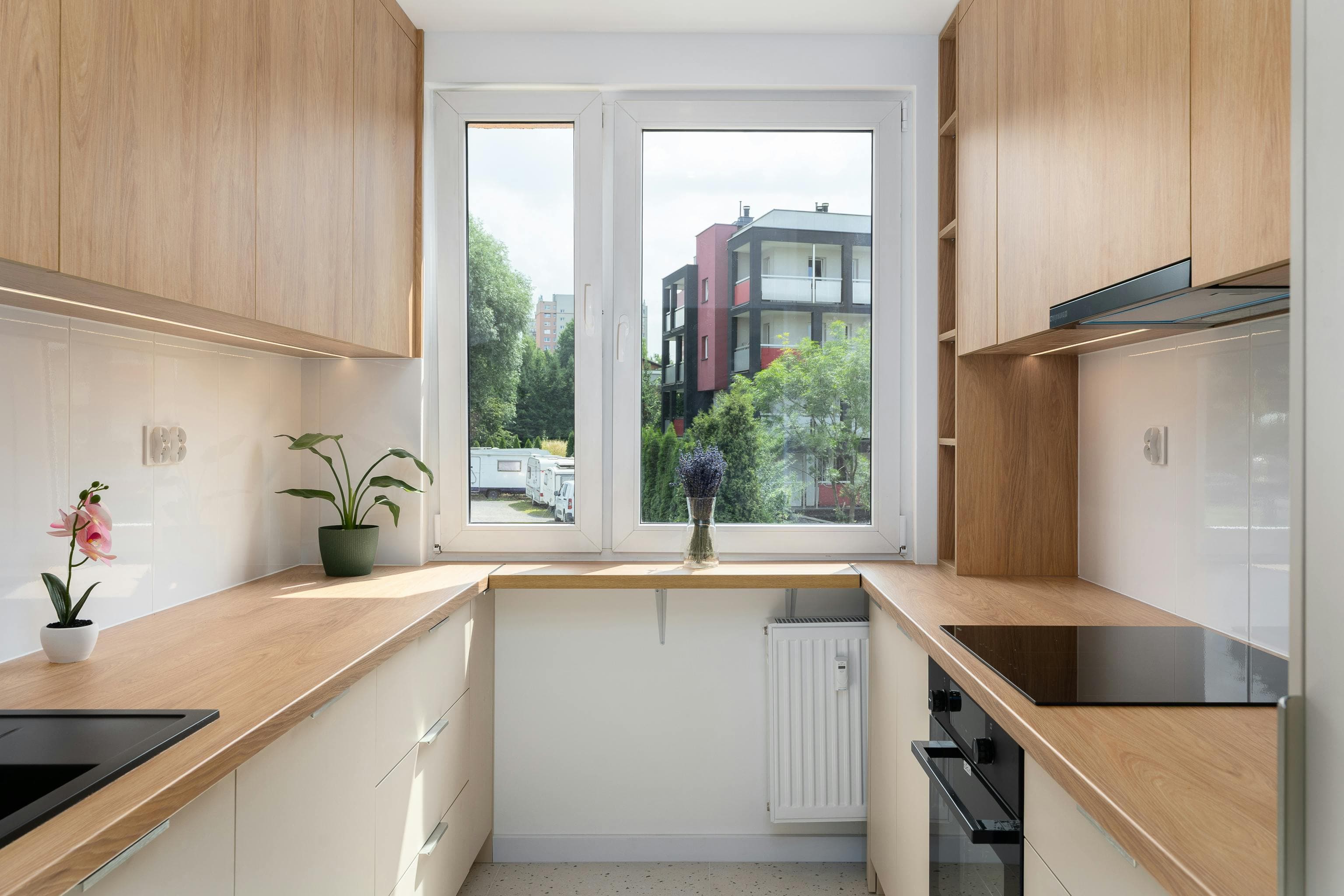 Frente de cocina con columnas de horno y microondas a alturas estudiadas