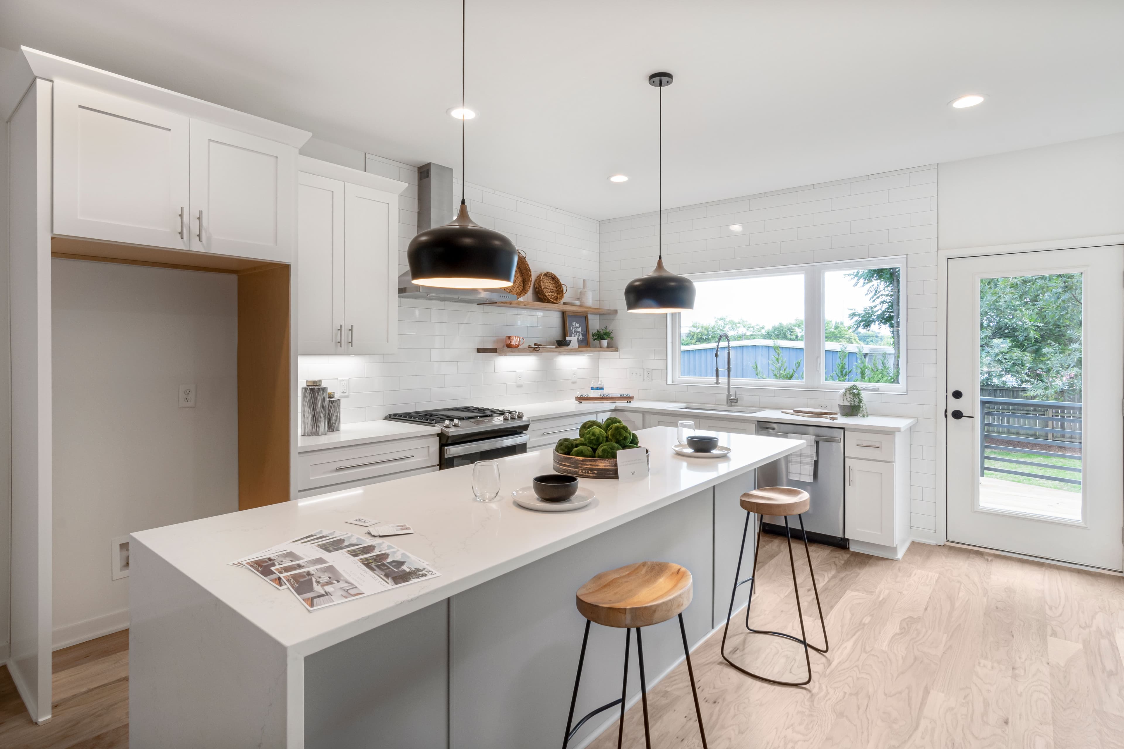 Cocina contemporánea con isla central en una vivienda de Madrid